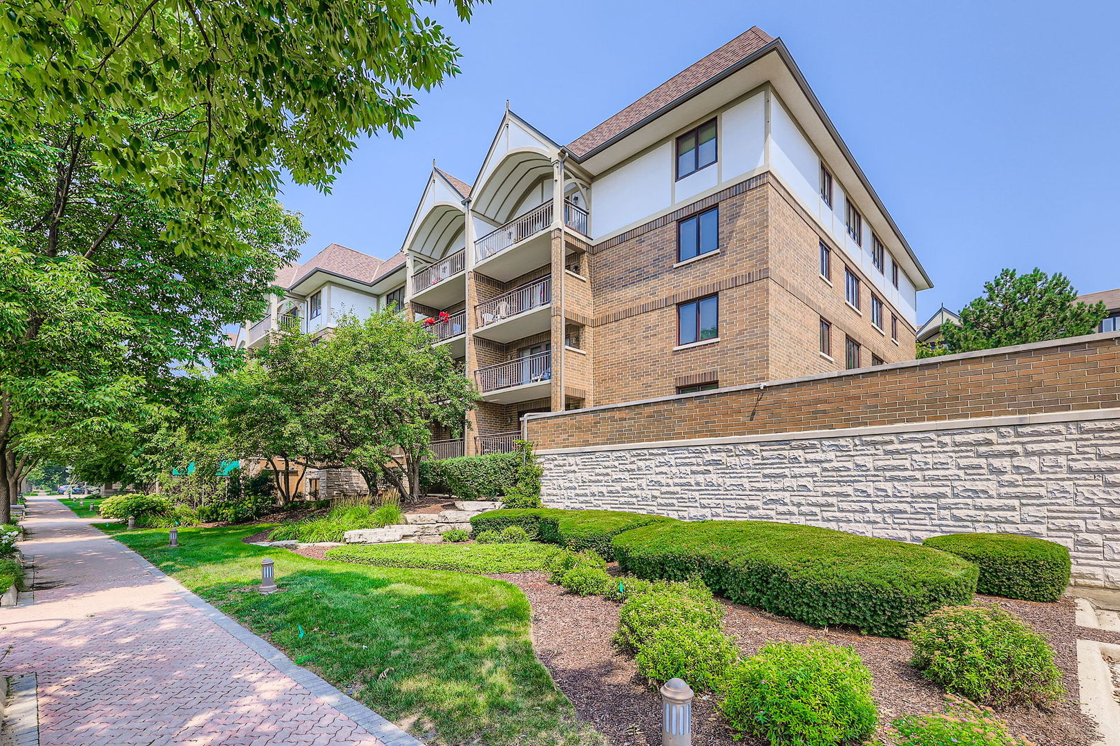 5 S Pine Street #302, Mount Prospect, IL 60056