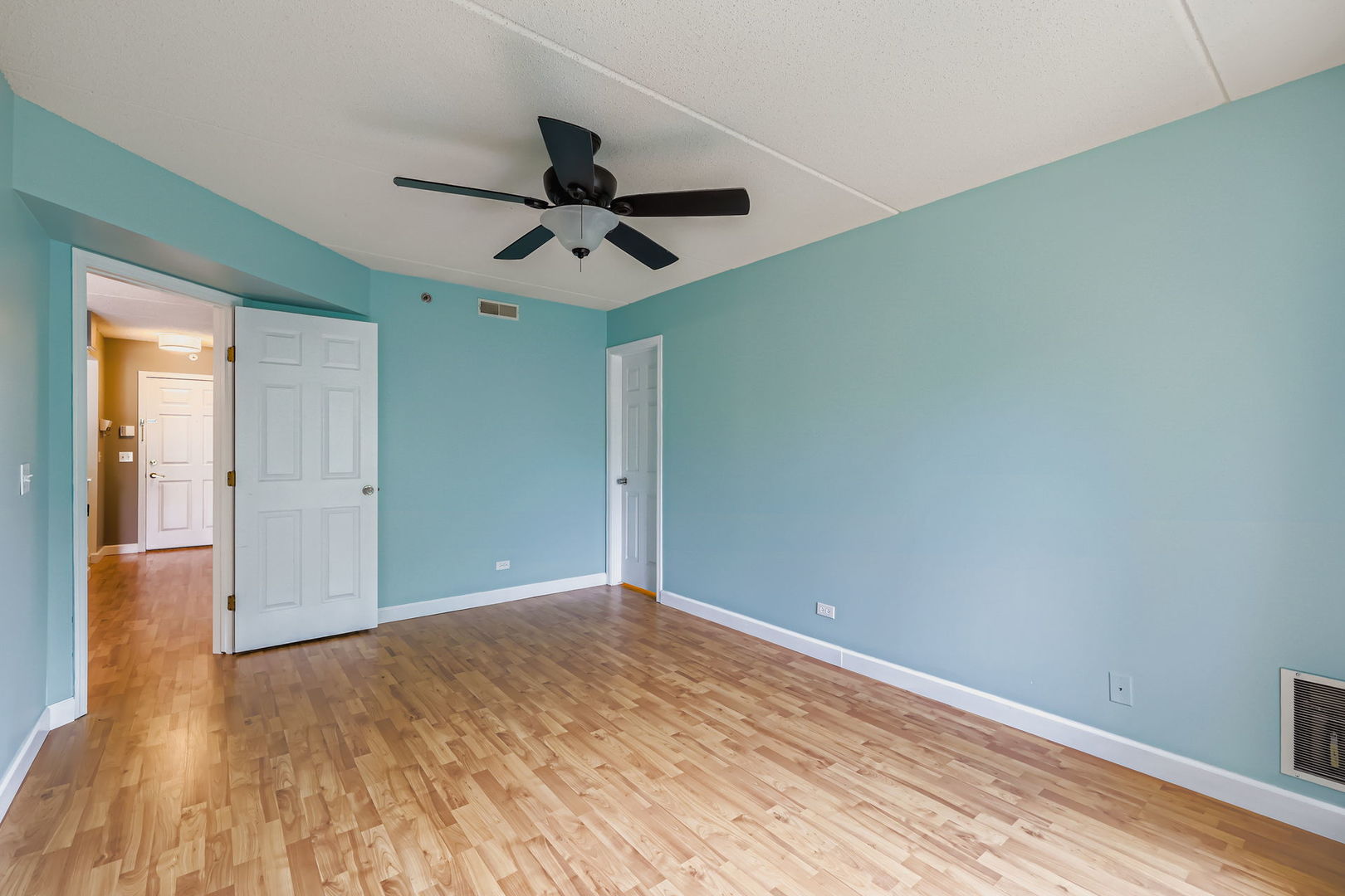 5 S Pine Street #302, Mount Prospect, IL 60056