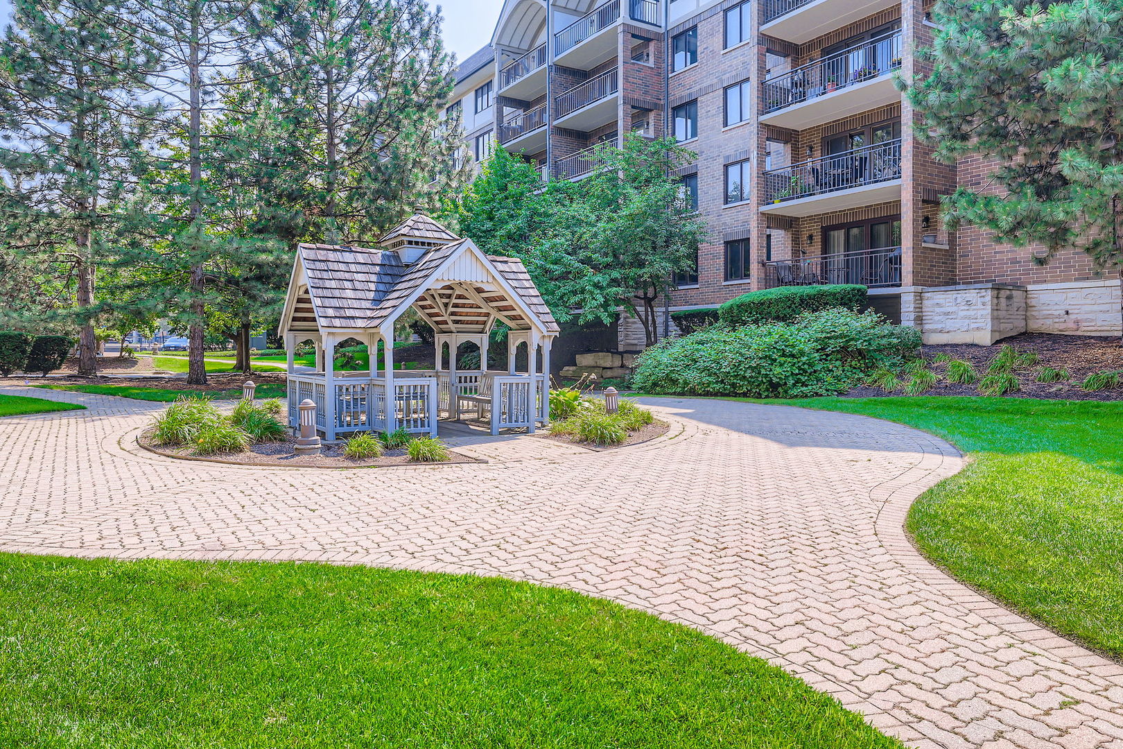 5 S Pine Street #302, Mount Prospect, IL 60056