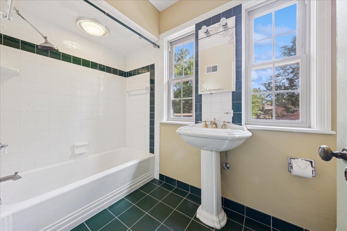 9123 S Leavitt Street, Chicago, IL 60643