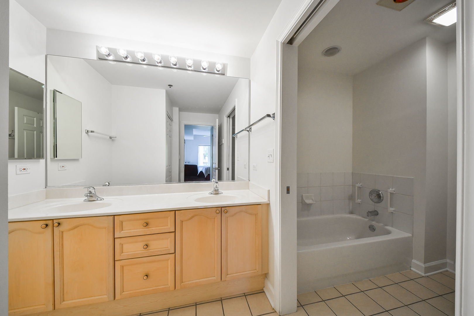 875 E 22nd Street #A-206, Lombard, IL 60148