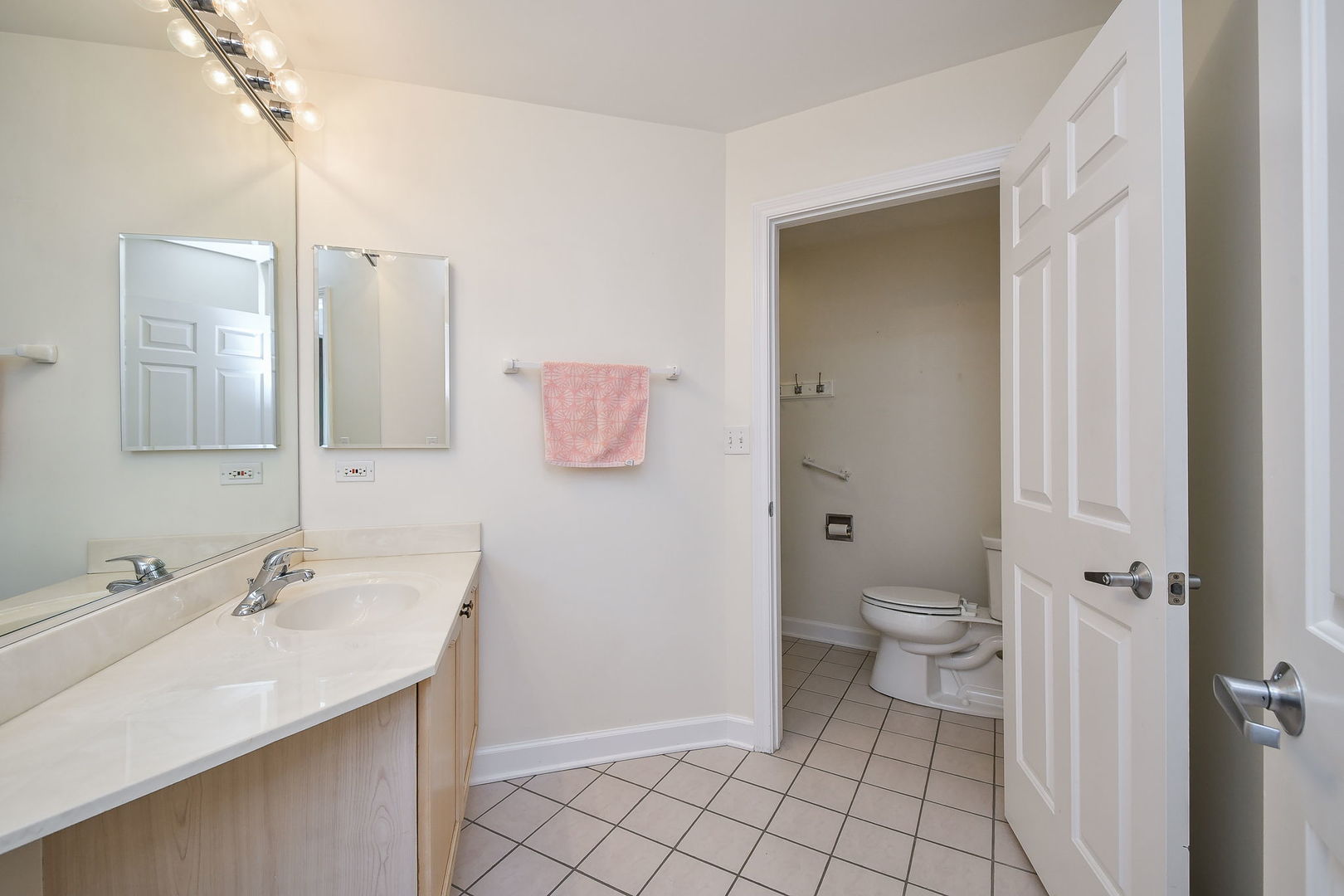 875 E 22nd Street #A-206, Lombard, IL 60148