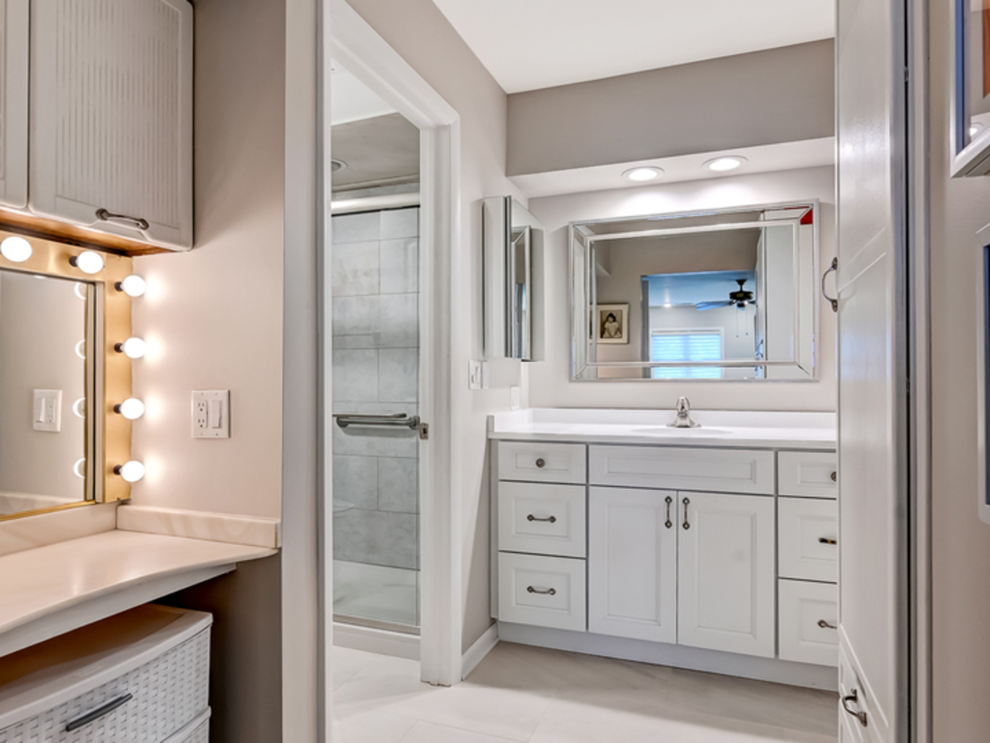 201 Lake Hinsdale Drive #111, Willowbrook, IL 60527