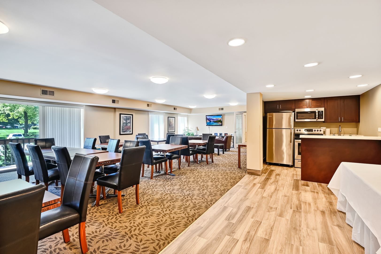 201 Lake Hinsdale Drive #111, Willowbrook, IL 60527