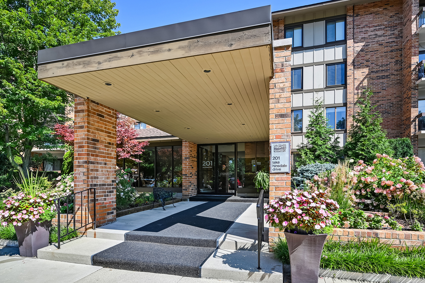 201 Lake Hinsdale Drive #111, Willowbrook, IL 60527