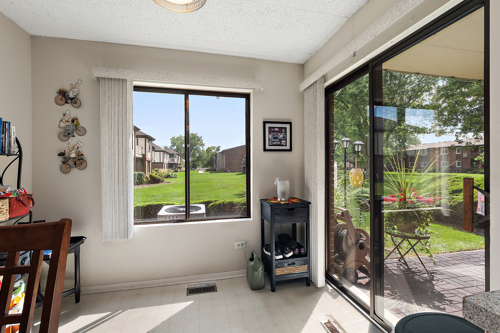 6715 180th Street #5, Tinley Park, IL 60477