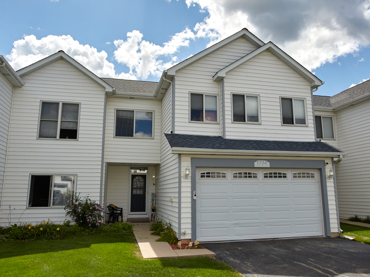 1724 Waters Edge Drive, Minooka, IL 60447