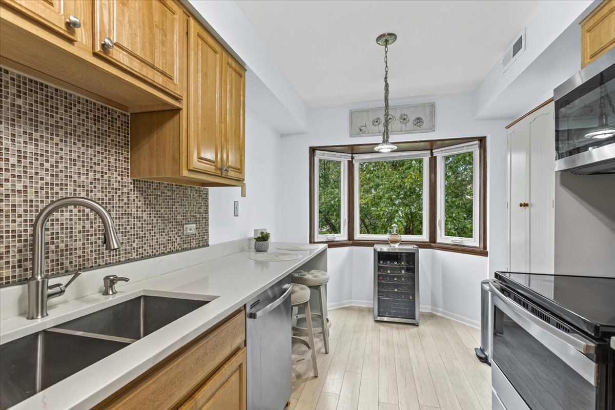 6814 Joliet Road #9, Indian Head Park, IL 60525