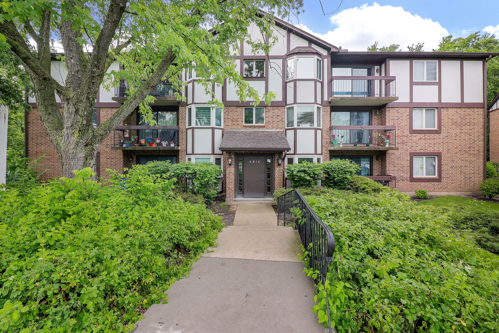 6814 Joliet Road #9, Indian Head Park, IL 60525