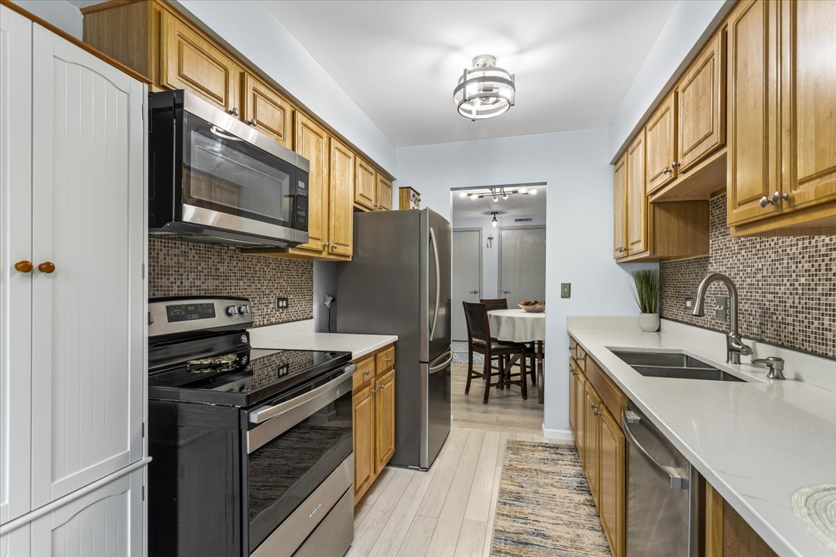 6814 Joliet Road #9, Indian Head Park, IL 60525
