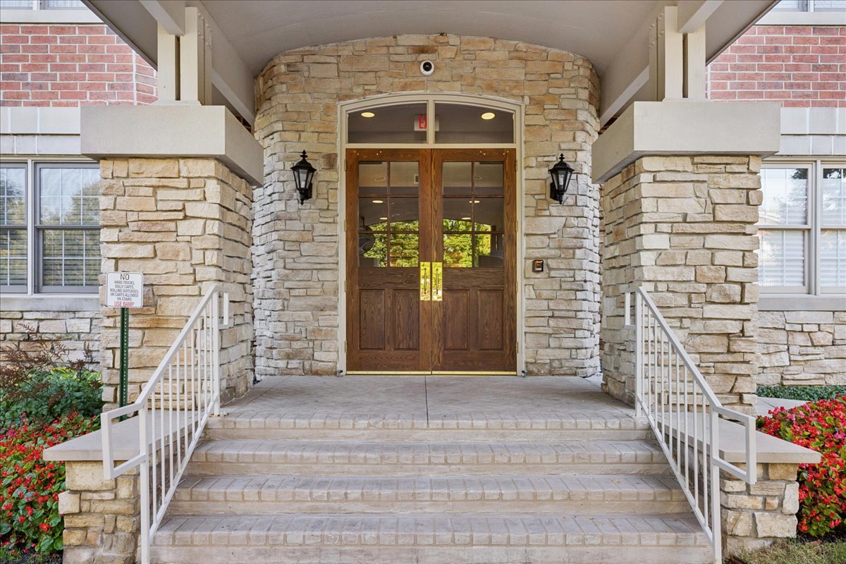 940 Augusta Way #304, Highland Park, IL 60035