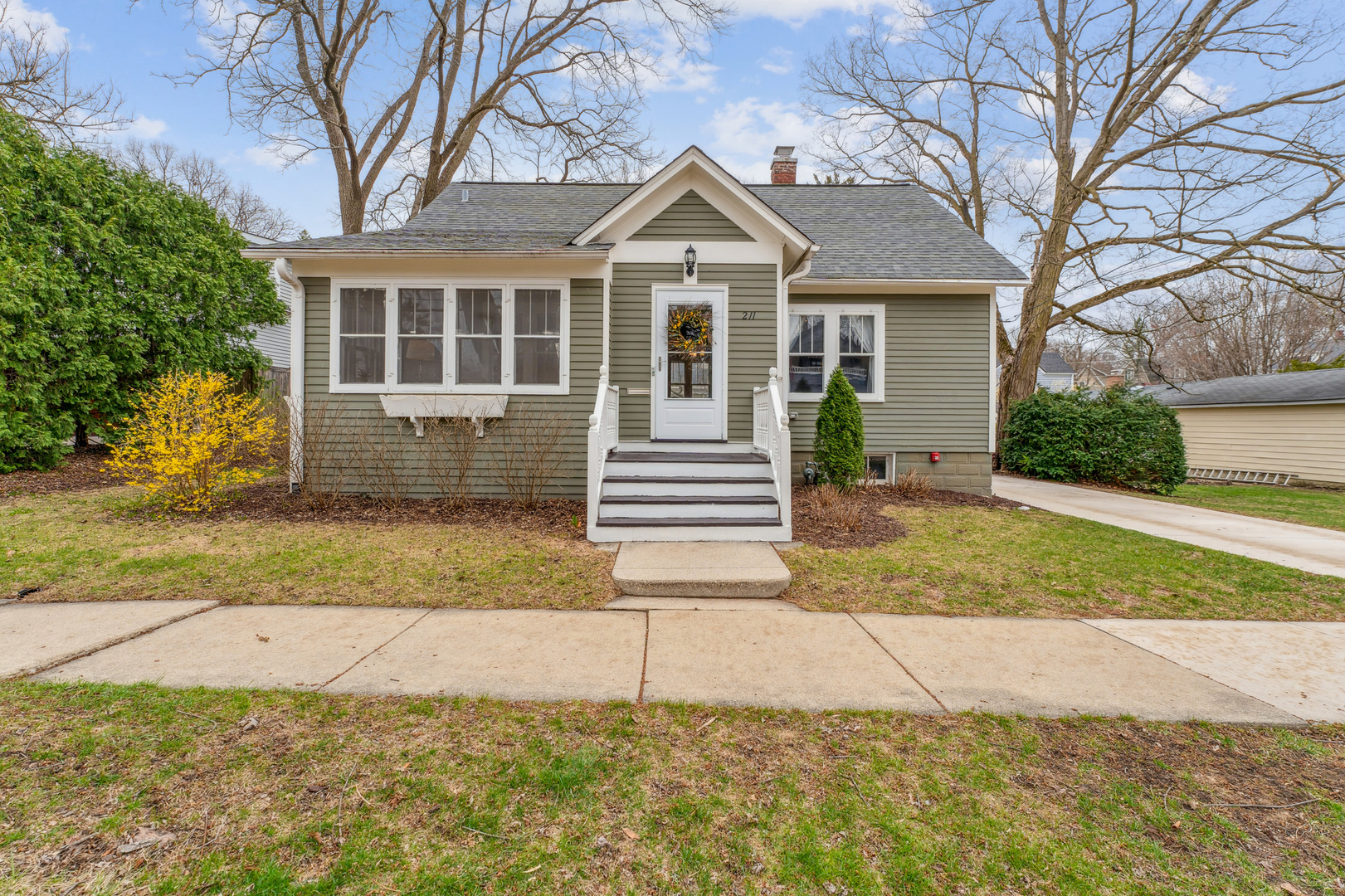 211 E Russell Street, Barrington, IL 60010