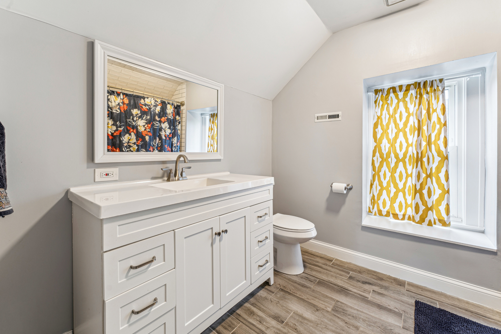 211 E Russell Street, Barrington, IL 60010