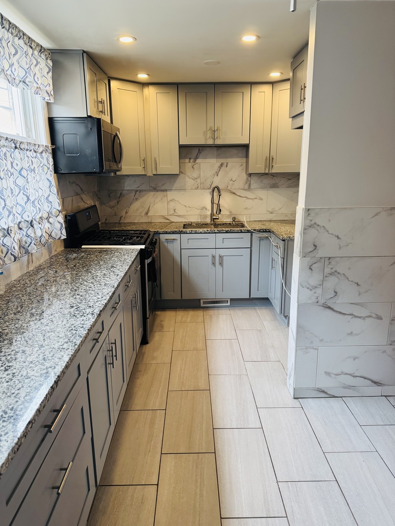 2017 Pine Street #B, Des Plaines, IL 60018