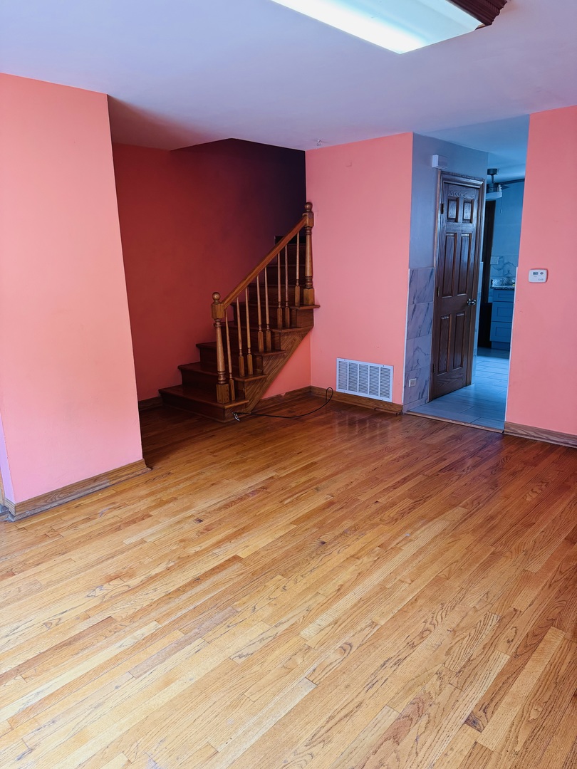 2017 Pine Street #B, Des Plaines, IL 60018