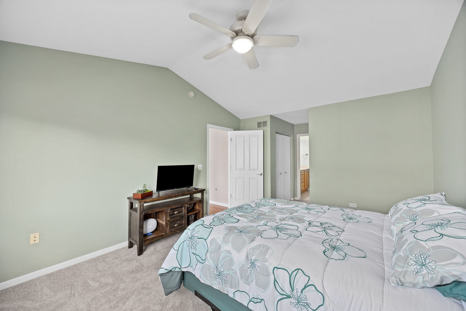 2949 Saganashkee Lane, Naperville, IL 60564