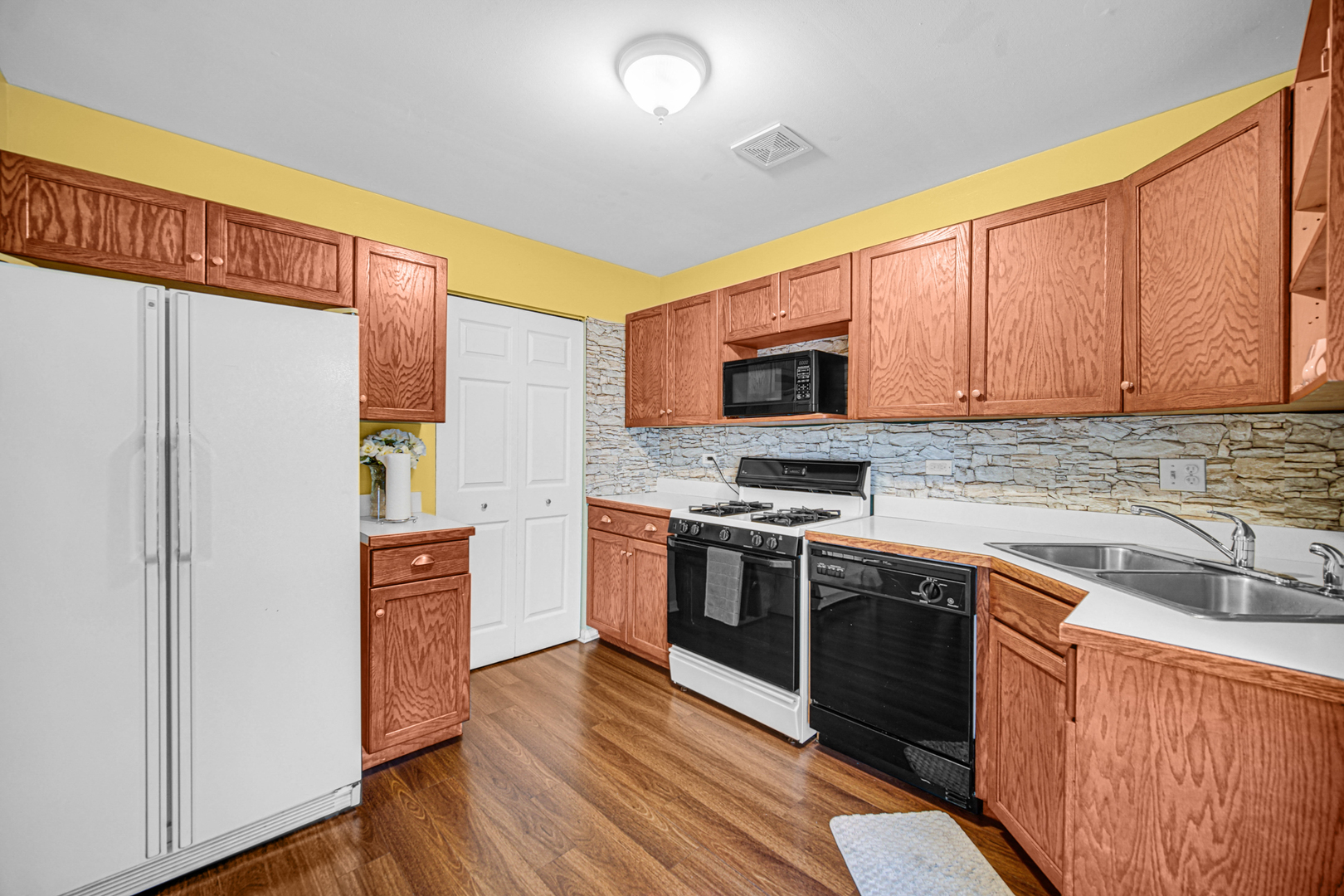 1326 Spring Valley Drive #1326, Carol Stream, IL 60188