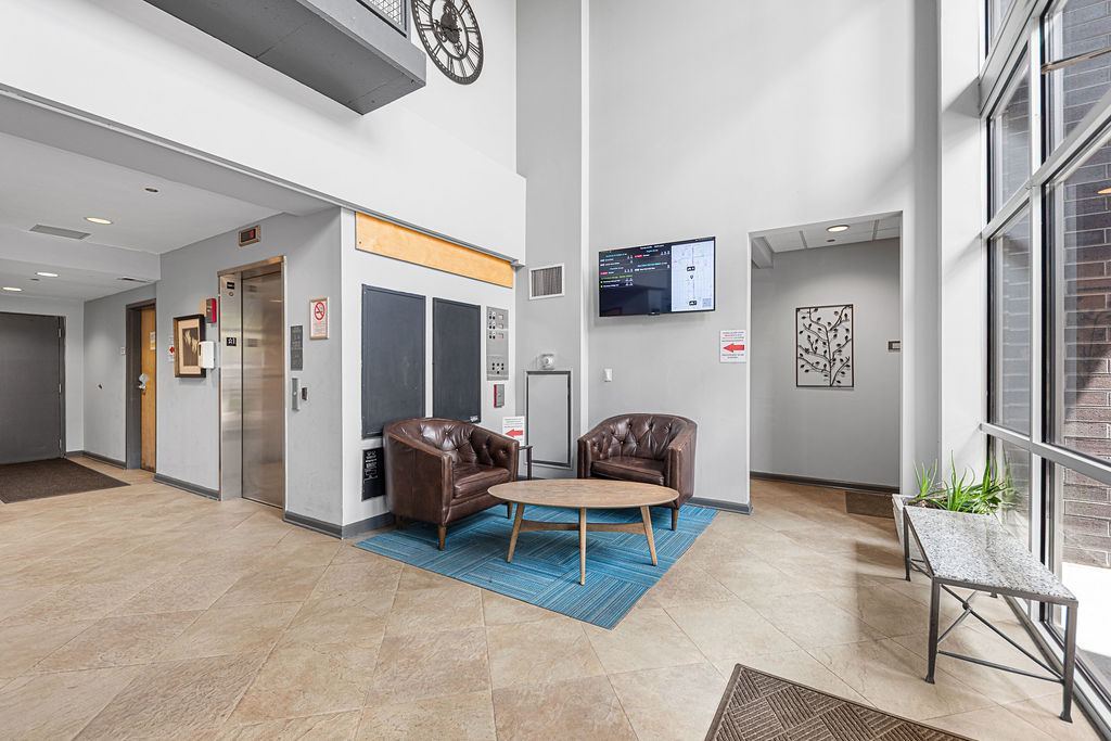 1122 W Catalpa Avenue #703, Chicago, IL 60640