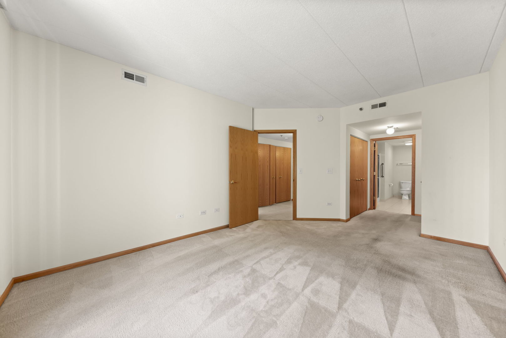 2250 S Grace Street #201, Lombard, IL 60148