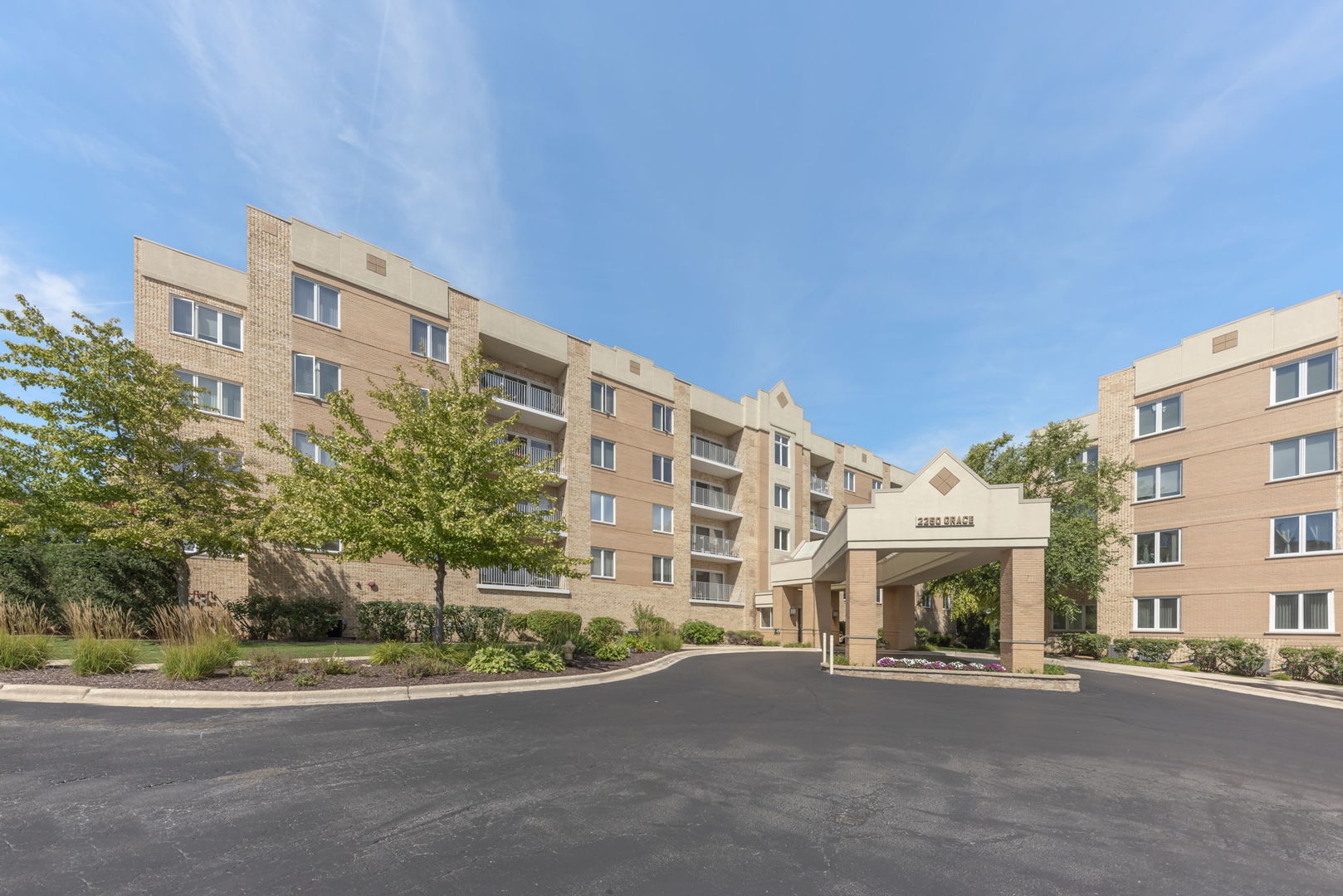 2250 S Grace Street #201, Lombard, IL 60148