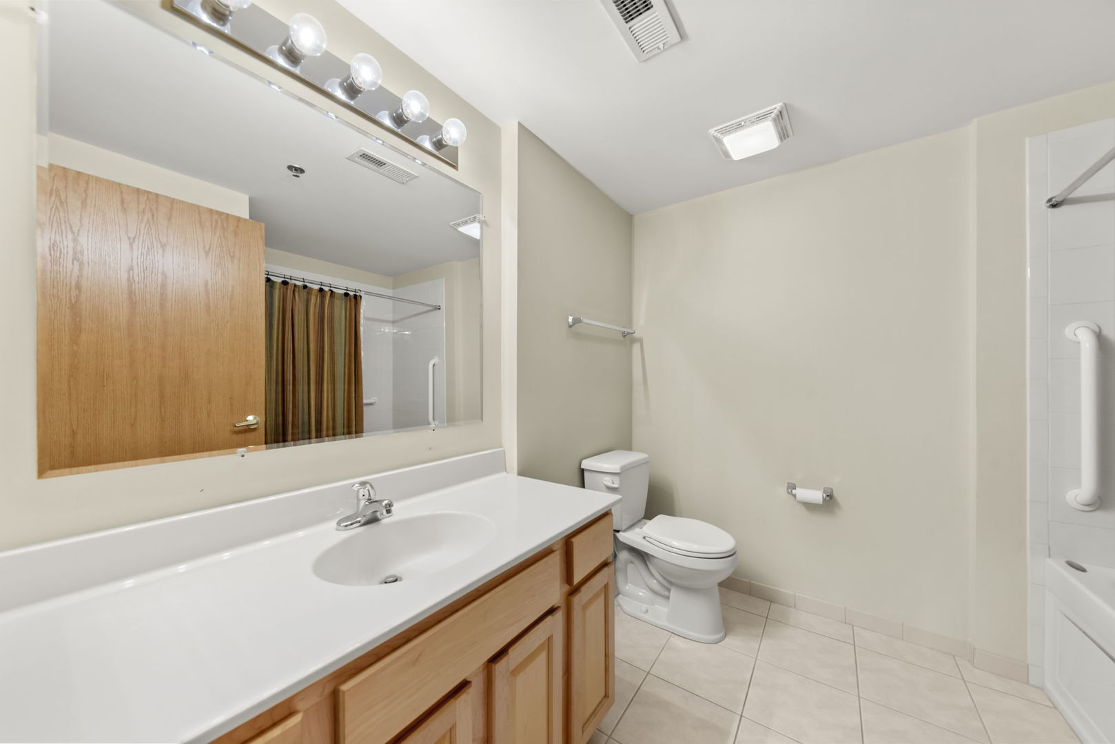 2250 S Grace Street #201, Lombard, IL 60148