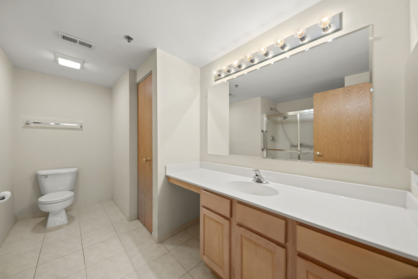 2250 S Grace Street #201, Lombard, IL 60148