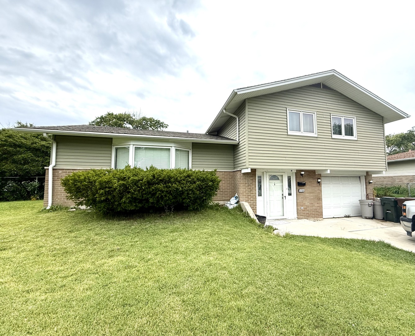 5700 La Palm Drive, Oak Forest, IL 60452