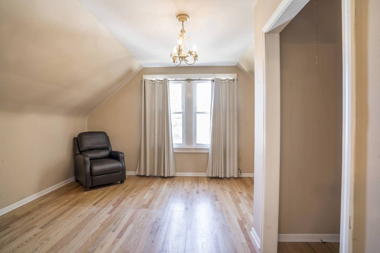 5807 W Cornelia Avenue, Chicago, IL 60634