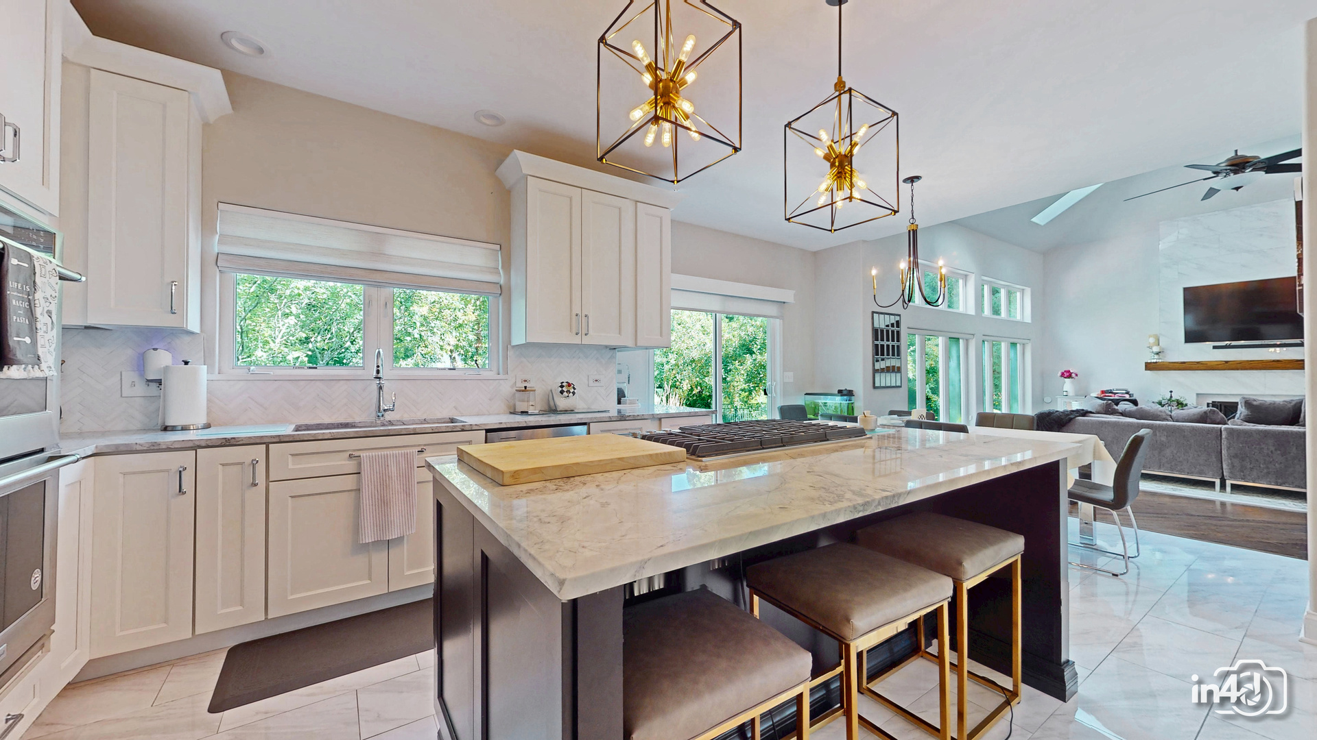 2207 SISTERS Avenue, Naperville, IL 60564