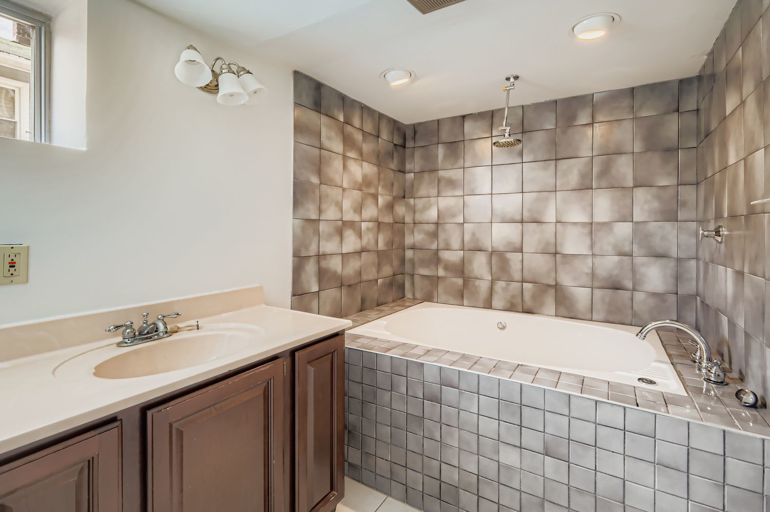 1136 E Kenilworth Avenue, Lombard, IL 60148