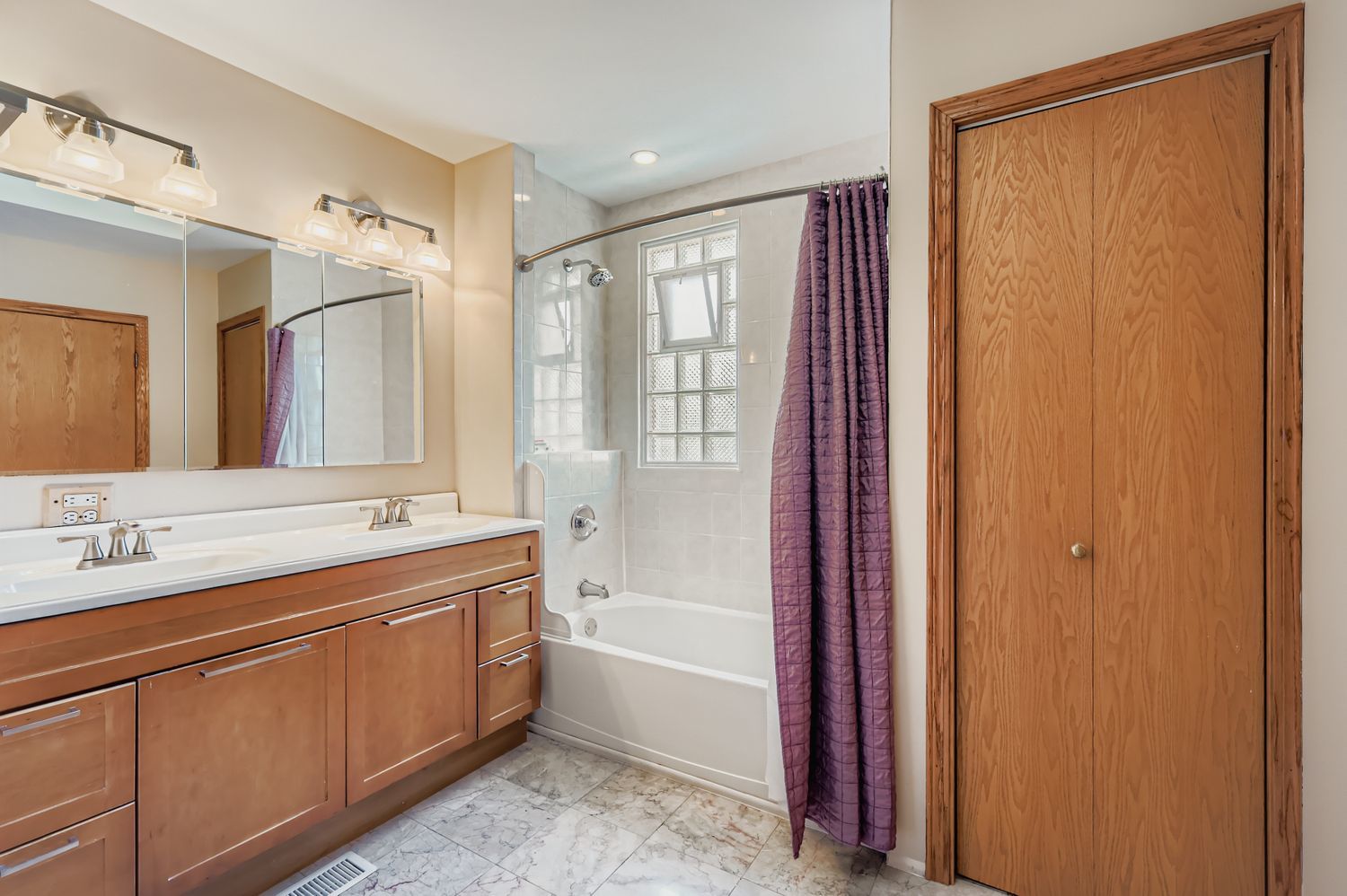 1136 E Kenilworth Avenue, Lombard, IL 60148