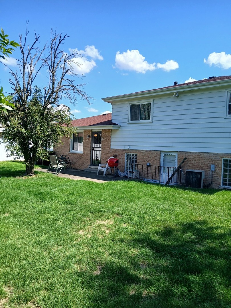 226 S Hickory Street, Glenwood, IL 60425