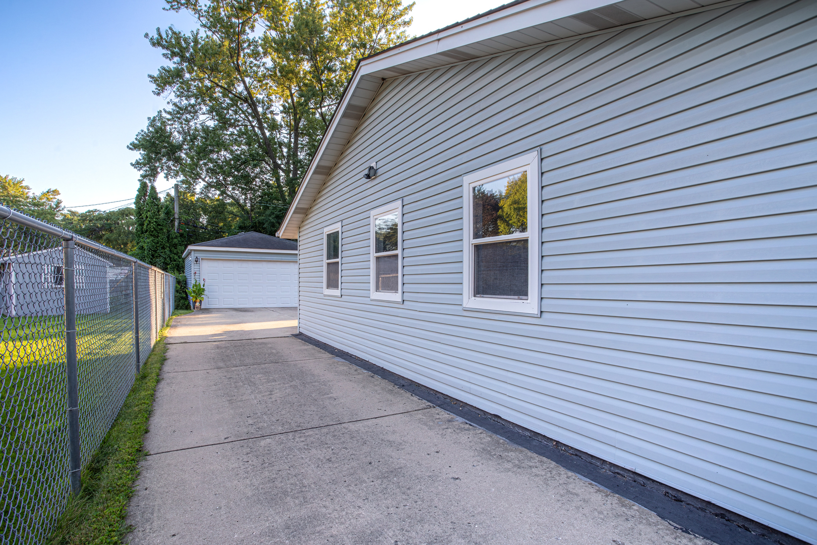2201 Kingfisher Lane, Rolling Meadows, IL 60008