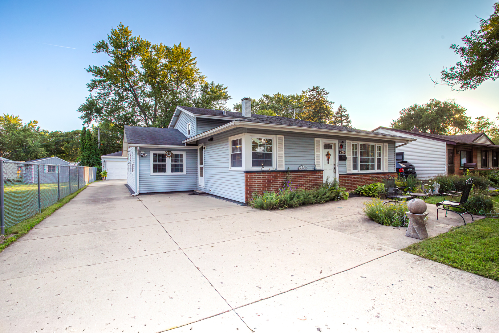 2201 Kingfisher Lane, Rolling Meadows, IL 60008