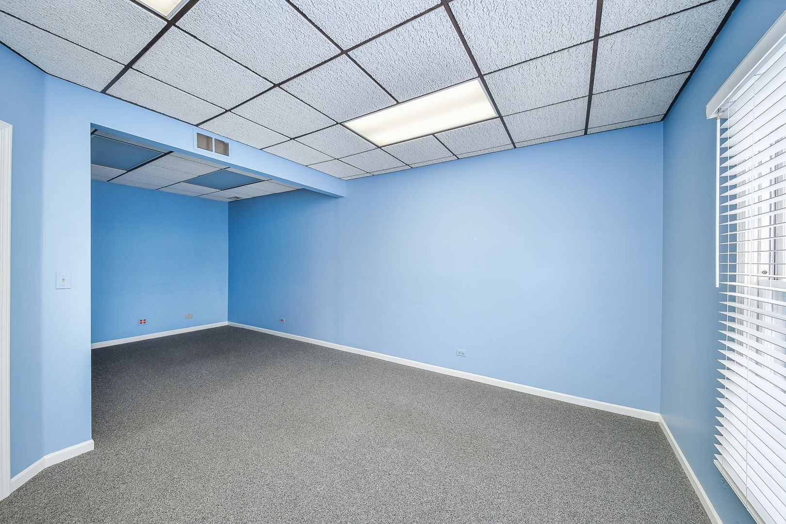 610 W Roosevelt Road #D2, Wheaton, IL 60187