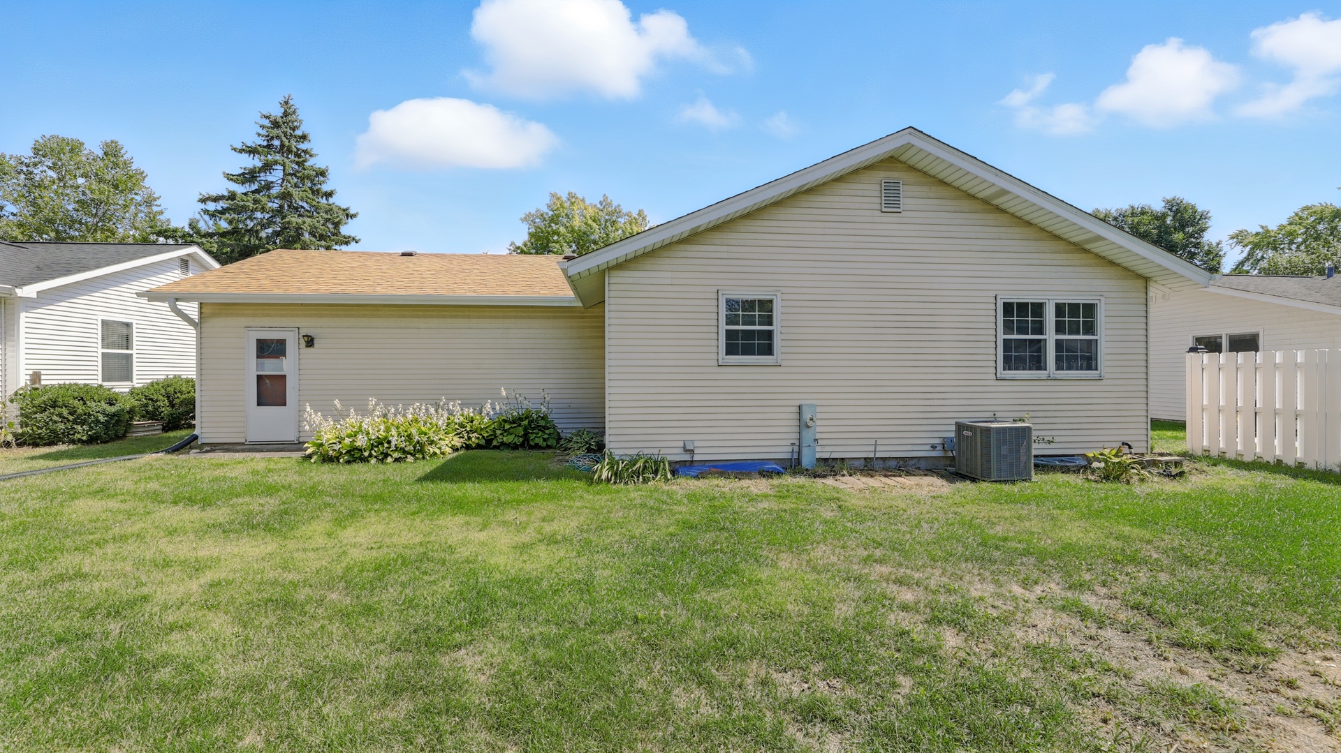 202 Larchwood Lane, North Aurora, IL 60542