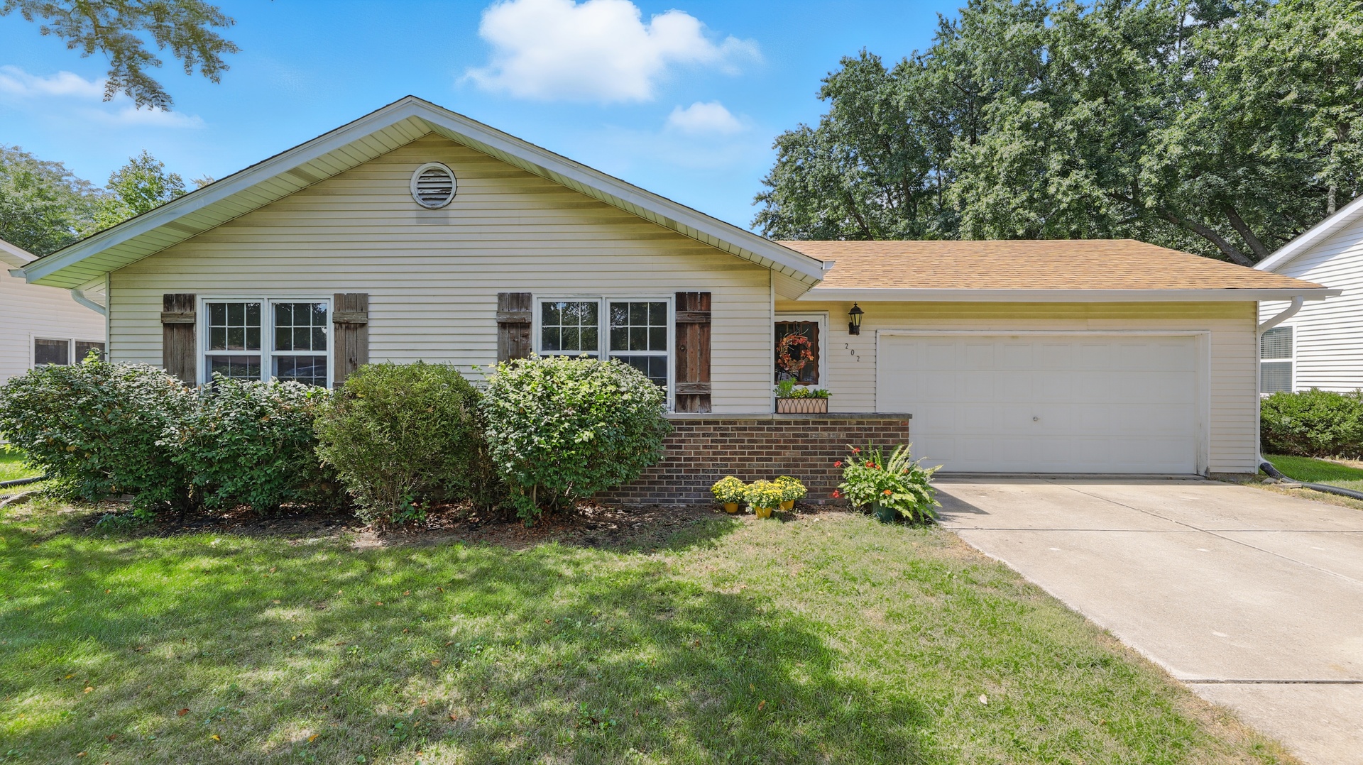 202 Larchwood Lane, North Aurora, IL 60542