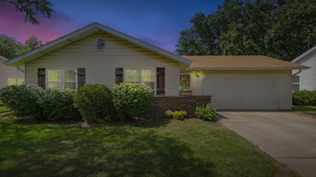 202 Larchwood Lane, North Aurora, IL 60542