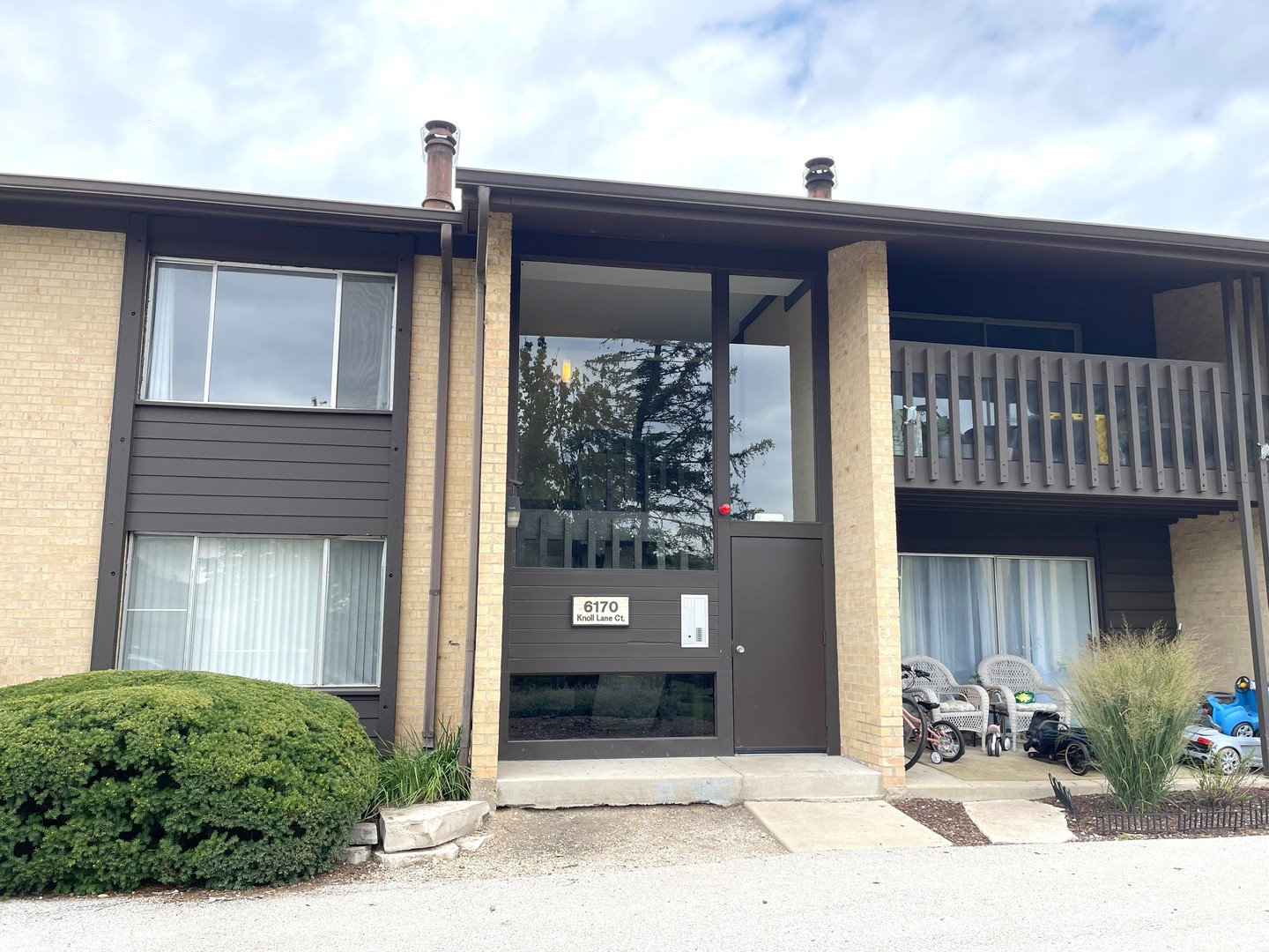 6170 Knoll Lane Court #201, Willowbrook, IL 60527