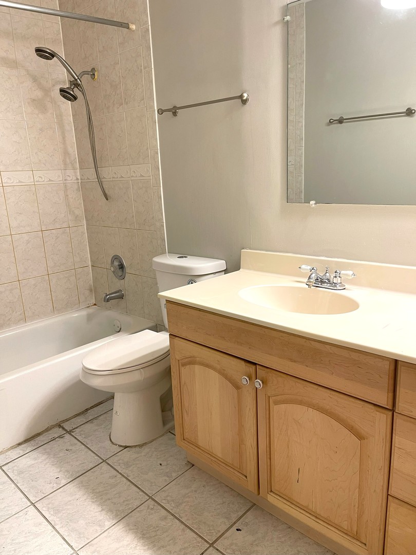 6170 Knoll Lane Court #201, Willowbrook, IL 60527
