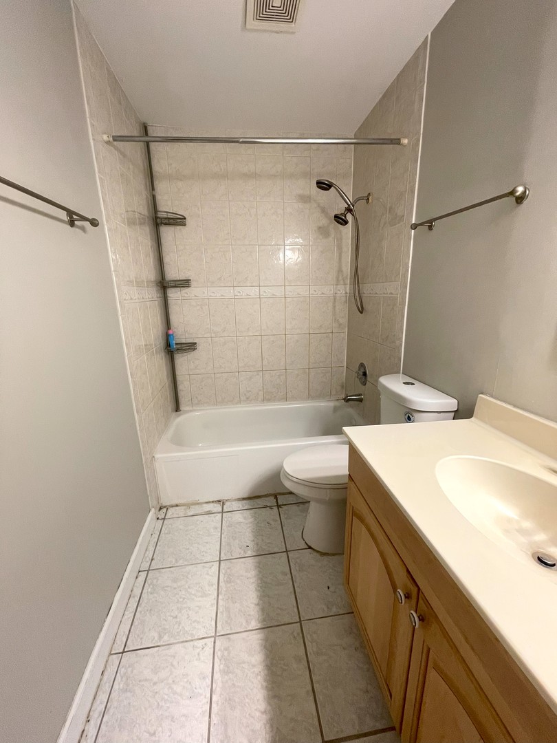 6170 Knoll Lane Court #201, Willowbrook, IL 60527