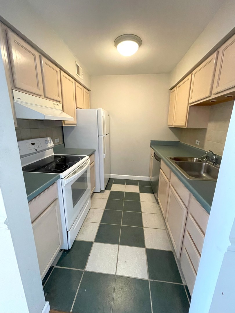 6170 Knoll Lane Court #201, Willowbrook, IL 60527