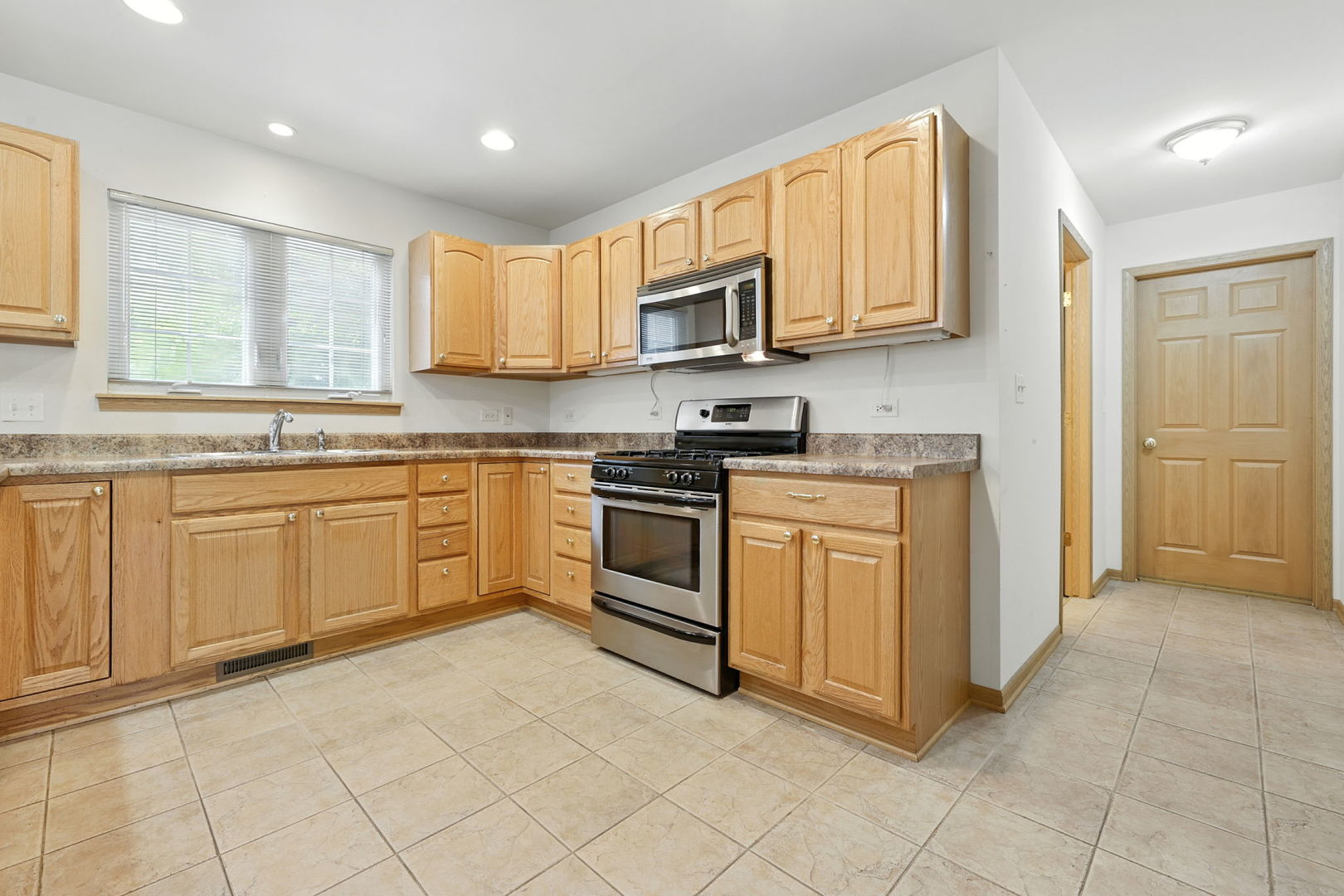 2218 Matthew Place, Zion, IL 60099