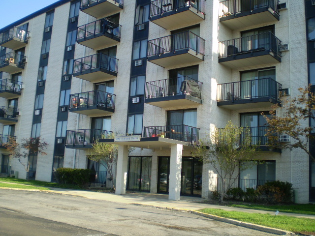 9098 W Terrace Drive #2I, Niles, IL 60714