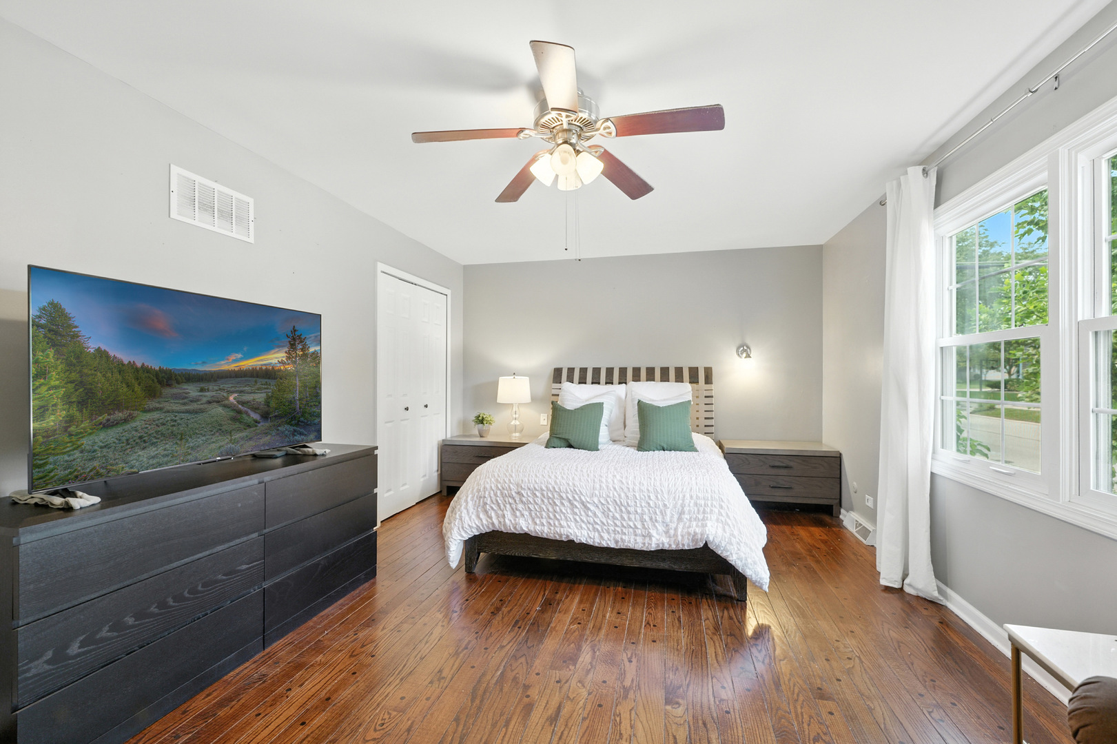 10 W 12TH Avenue, Naperville, IL 60563