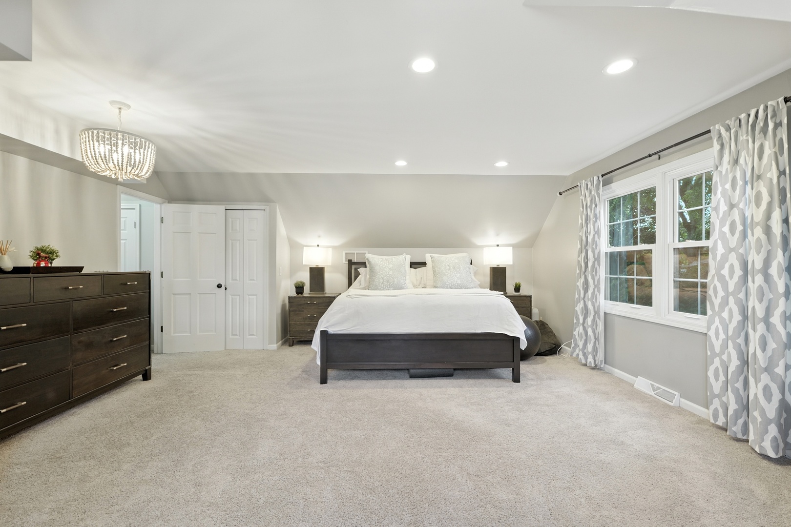 10 W 12TH Avenue, Naperville, IL 60563