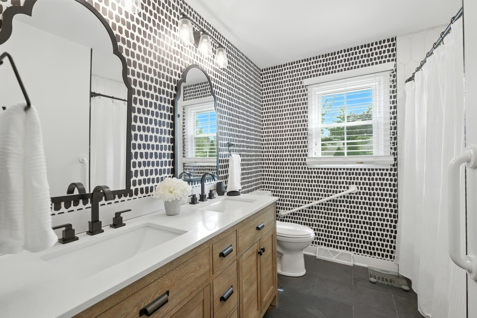 10 W 12TH Avenue, Naperville, IL 60563