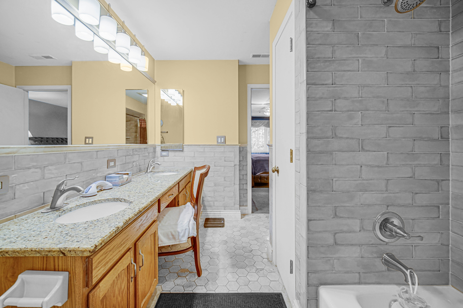 127 Acacia Circle #505, Indian Head Park, IL 60525