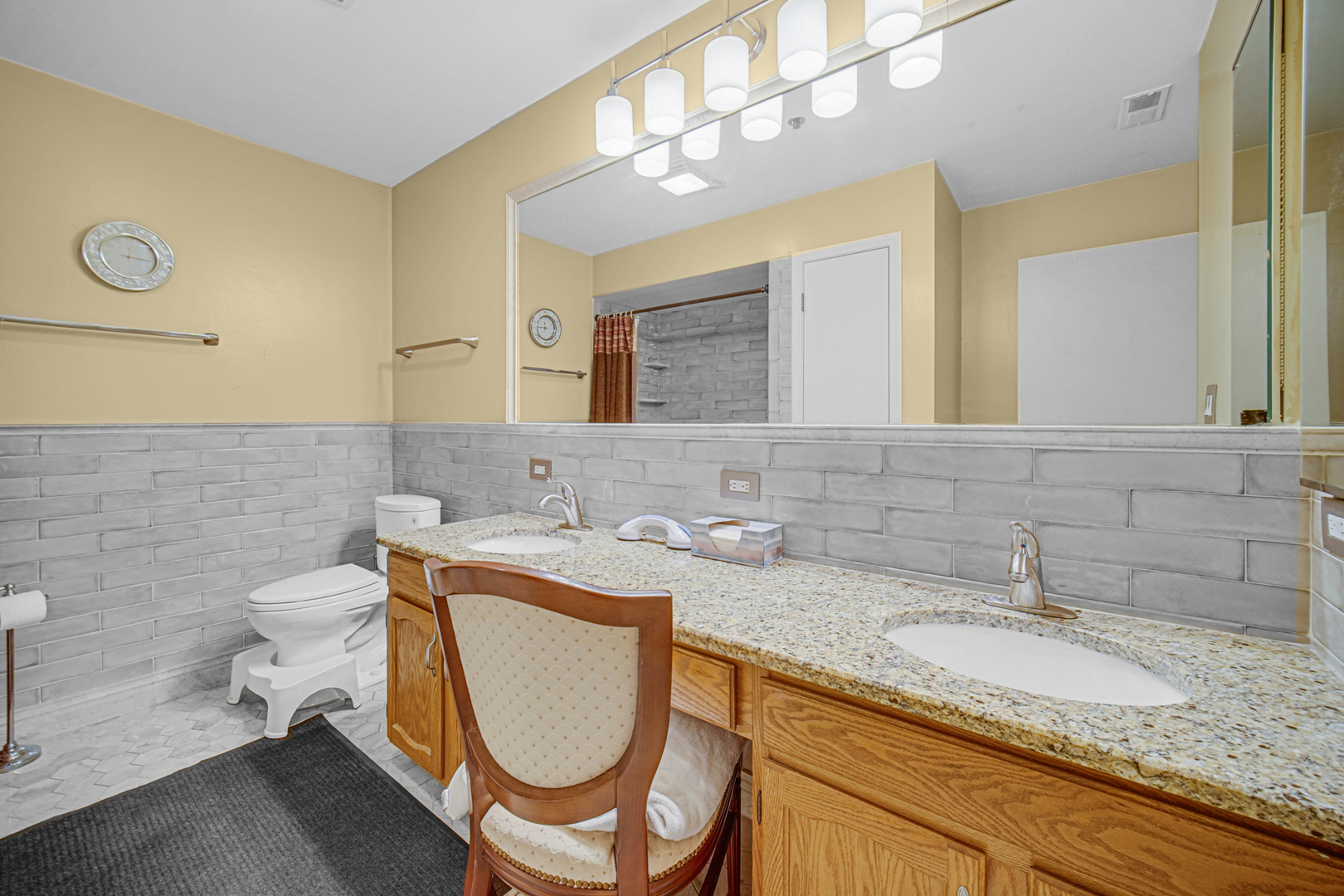 127 Acacia Circle #505, Indian Head Park, IL 60525
