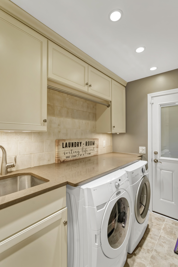 985 Chapel Court, Glen Ellyn, IL 60137
